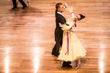 Yavaş dans rakip vals veya tango