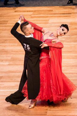 Yavaş dans rakip vals veya tango