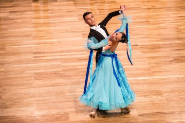 Yavaş dans rakip vals veya tango