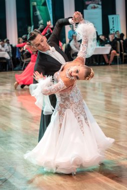 Yavaş dans rakip vals veya tango