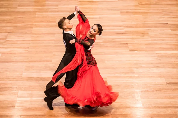 Competidores bailando vals lento o tango — Foto de Stock