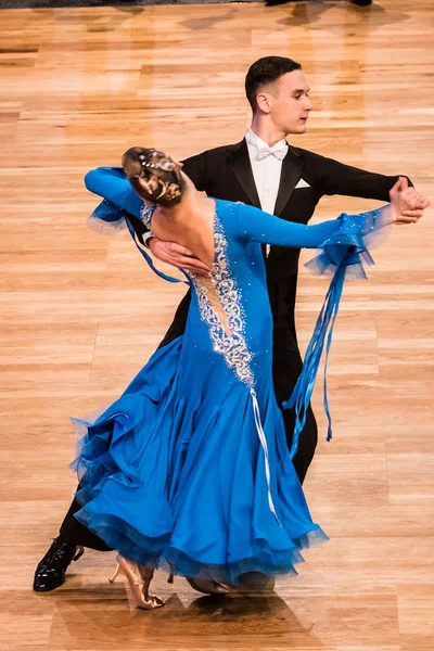 Konkurrenten tanzen langsamen Walzer oder Tango — Stockfoto