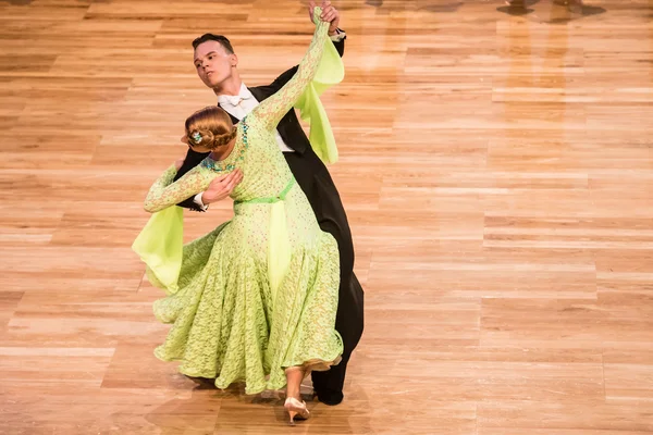 Konkurenci taniec powolny walc lub tanga — Zdjęcie stockowe