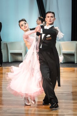 Yavaş vals dans rakip