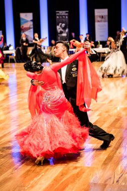 Yavaş vals dans rakip