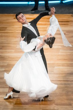 Yavaş vals dans rakip