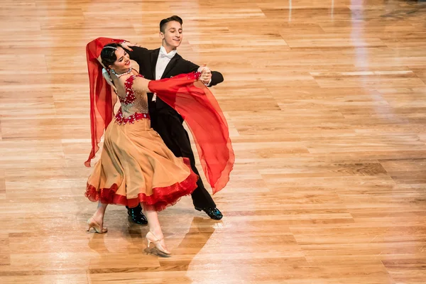 Yavaş vals dans rakip