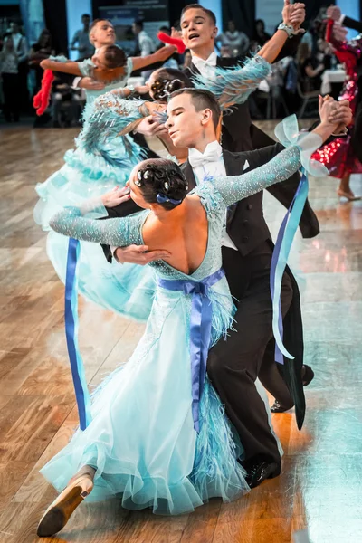 Yavaş vals dans rakip