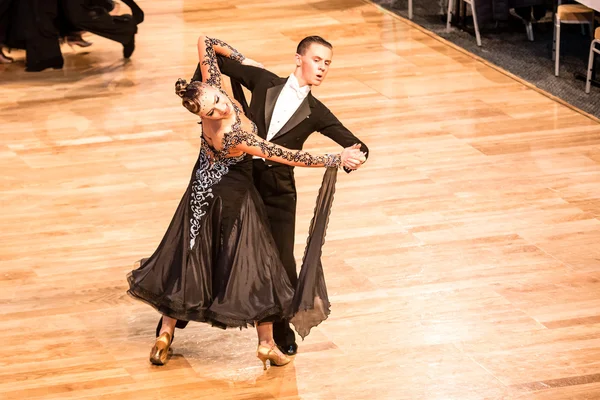 Competidores dançando valsa lenta — Fotografia de Stock