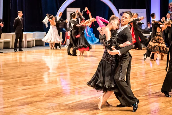 Competitors dancing slow waltz — Stock Photo, Image