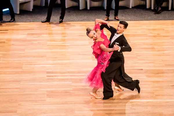 Competitors dancing slow waltz — Stock Photo, Image