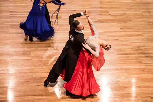 Competitors dancing slow waltz — Stock Photo, Image