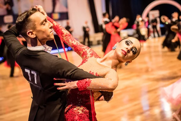 Competidores bailando vals lento — Foto de Stock