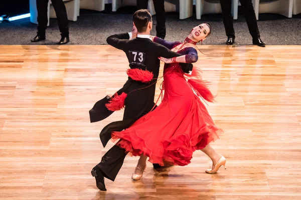 Concurrenten dansen langzame wals — Stockfoto