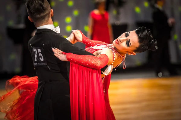 Competidores bailando vals lento — Foto de Stock