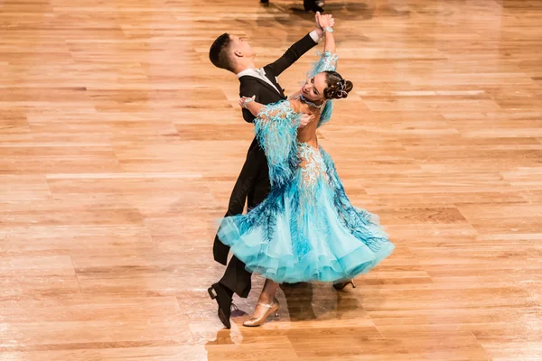 Competitors dancing slow waltz — Stock Photo, Image