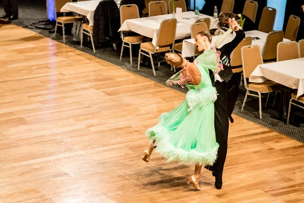 Competitors dancing slow waltz — Stock Photo, Image