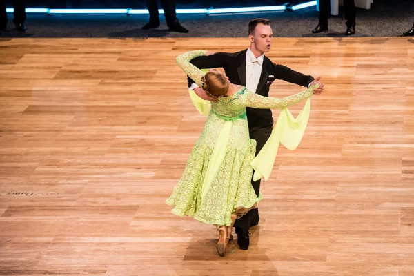 Yavaş vals dans rakip