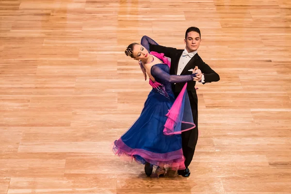 Competidores bailando vals lento —  Fotos de Stock