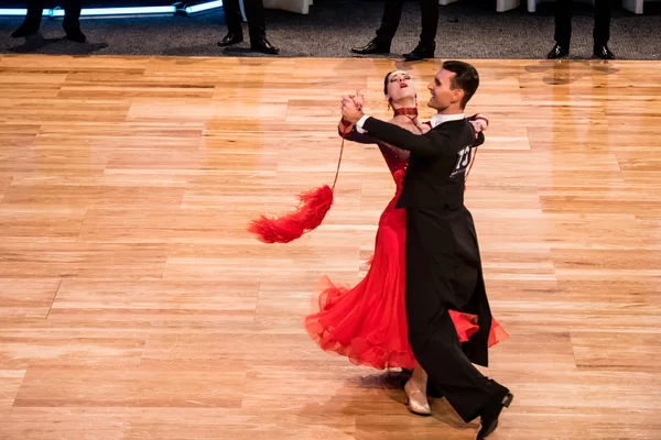 Yavaş vals dans rakip