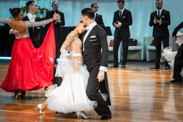 Competitors dancing slow waltz — Stock Photo, Image