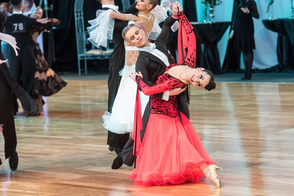 Yavaş vals dans rakip