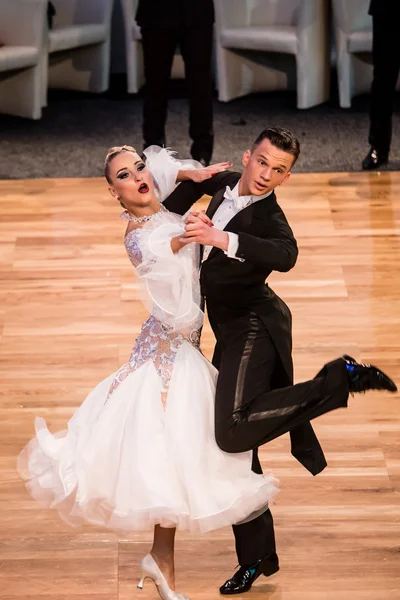 Yavaş vals dans rakip