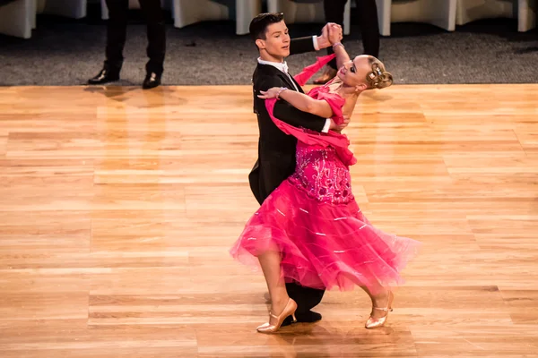 Competidores bailando vals lento —  Fotos de Stock