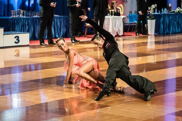 Dancers dancing latin dance — Stock Photo, Image