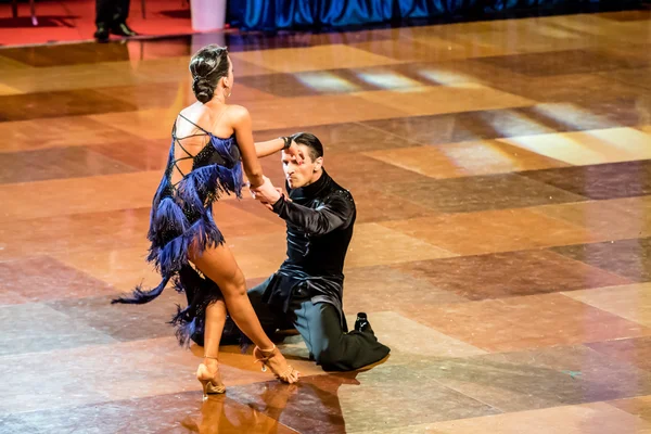 Dancers dancing latin dance — Stock Photo, Image