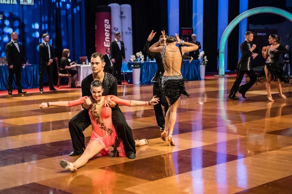 Tanečnice tančí latinské tance — Stock fotografie