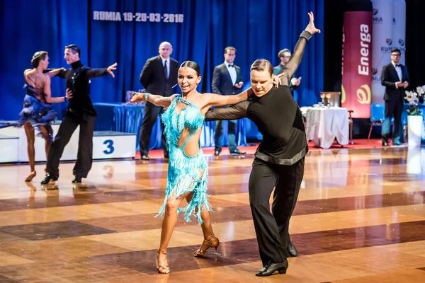 Tänzer tanzen lateinamerikanischen Tanz — Stockfoto