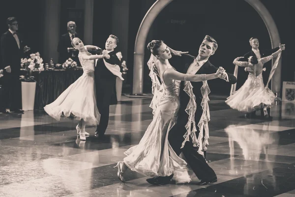Χορευτές που χορεύουν το χορό αιθουσών χορού — Φωτογραφία Αρχείου