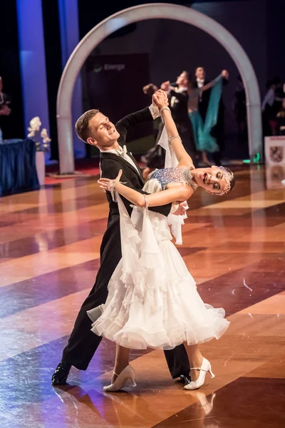 Dancers dancing ballroom dance — Stock Photo, Image