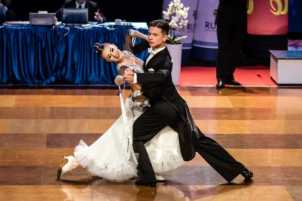 Dancers dancing ballroom dance — Stock Photo, Image