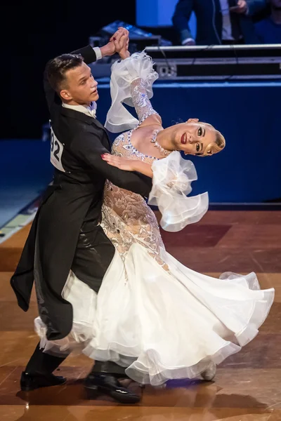 Dancers dancing ballroom dance — Stock Photo, Image