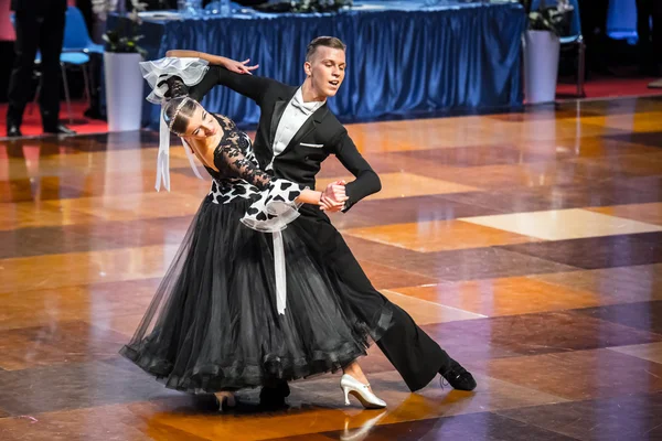 Dancers dancing ballroom dance — Stock Photo, Image