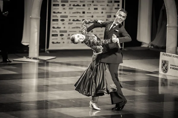 Dançarinos dançando dança de salão — Fotografia de Stock