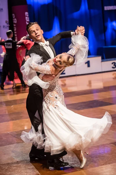 Dancers dancing ballroom dance — Stock Photo, Image