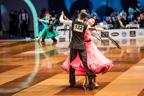 Dancers dancing ballroom dance — Stock Photo, Image