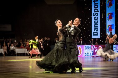 Wroclaw, Polonya - 14 Mayıs 2016: Bir Tanımlanamayan dans çift dans poz sırasında dünya dans spor Federasyonu Avrupa Şampiyonası standart dans, Mayıs 14 Wroclaw, Polonya