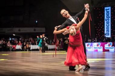 Wroclaw, Polonya - 14 Mayıs 2016: Bir Tanımlanamayan dans çift dans poz sırasında dünya dans spor Federasyonu Avrupa Şampiyonası standart dans, Mayıs 14 Wroclaw, Polonya