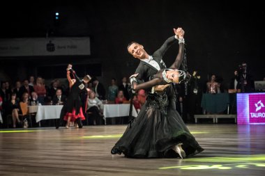 Wroclaw, Polonya - 14 Mayıs 2016: Bir Tanımlanamayan dans çift dans poz sırasında dünya dans spor Federasyonu Avrupa Şampiyonası standart dans, Mayıs 14 Wroclaw, Polonya