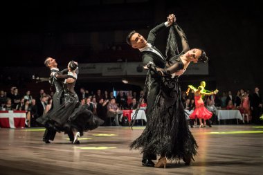 Wroclaw, Polonya - 14 Mayıs 2016: Bir Tanımlanamayan dans çift dans poz sırasında dünya dans spor Federasyonu Avrupa Şampiyonası standart dans, Mayıs 14 Wroclaw, Polonya