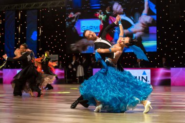 Wroclaw, Polonya - 14 Mayıs 2016: Bir Tanımlanamayan dans çift dans poz sırasında dünya dans spor Federasyonu Avrupa Şampiyonası standart dans, Mayıs 14 Wroclaw, Polonya