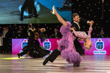 Wroclaw, Polonya - 14 Mayıs 2016: Bir Tanımlanamayan dans çift dans poz sırasında dünya dans spor Federasyonu Avrupa Şampiyonası standart dans, Mayıs 14 Wroclaw, Polonya