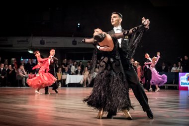 Wroclaw, Polonya - 14 Mayıs 2016: Bir Tanımlanamayan dans çift dans poz sırasında dünya dans spor Federasyonu Avrupa Şampiyonası standart dans, Mayıs 14 Wroclaw, Polonya