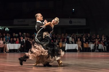 Wroclaw, Polonya - 14 Mayıs 2016: Bir Tanımlanamayan dans çift dans poz sırasında dünya dans spor Federasyonu Avrupa Şampiyonası standart dans, Mayıs 14 Wroclaw, Polonya