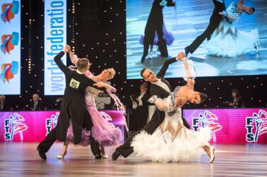 Wroclaw, Polonya - 14 Mayıs 2016: Bir Tanımlanamayan dans çift dans poz sırasında dünya dans spor Federasyonu Avrupa Şampiyonası standart dans, Mayıs 14 Wroclaw, Polonya