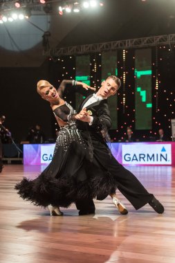 Wroclaw, Polonya - 14 Mayıs 2016: Bir Tanımlanamayan dans çift dans poz sırasında dünya dans spor Federasyonu Avrupa Şampiyonası standart dans, Mayıs 14 Wroclaw, Polonya